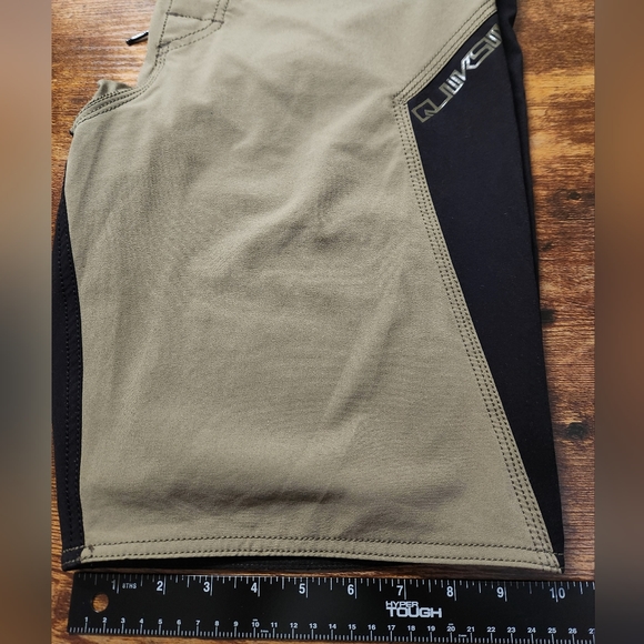 Quicksilver Boardshorts Size 30 Men's - Picture 8 of 9
